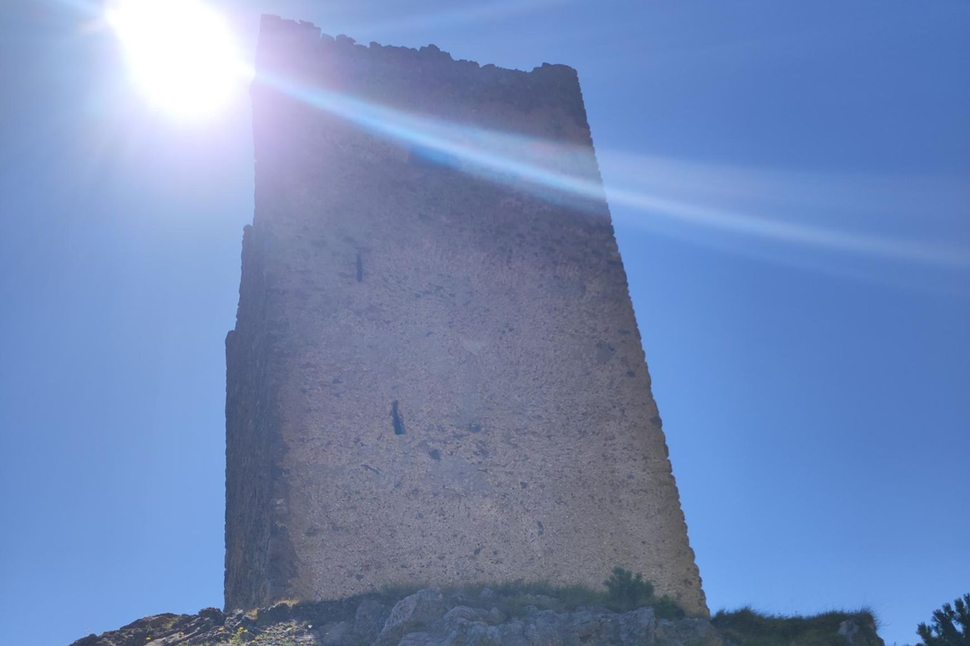 Live the thrill of an e-bike climb to the Fraele Towers with Hotel Cardo